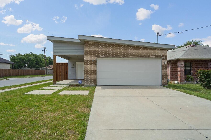Building Photo - Modern Eagle Ford home with large fenced yard