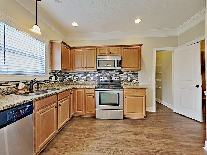 Building Photo - 1131 Longwood Dr