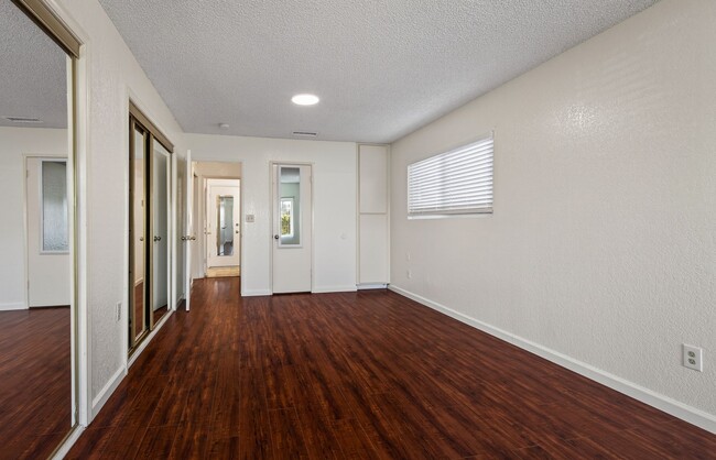 Building Photo - Spacious Updated Single Story - Walk to LLUMC