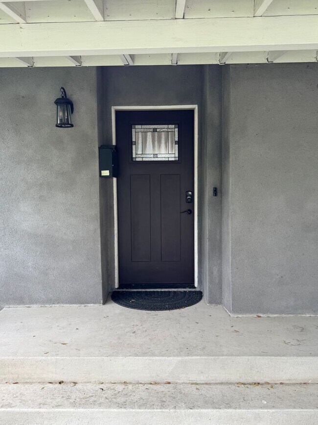 Building Photo - Beautiful 3 bedroom 2 bath Pool Home...  this one is a SHOW STOPPER