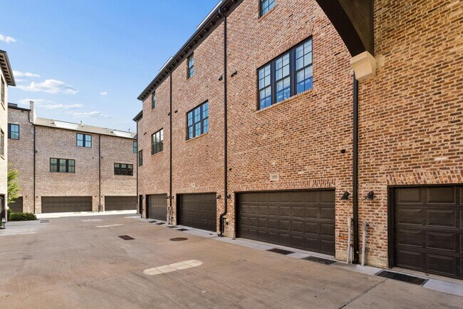 Building Photo - 14995 Oak St