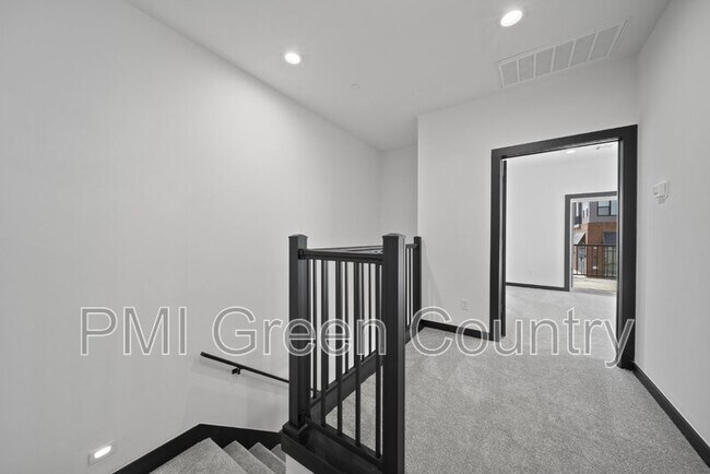 Building Photo - 114 E Elgin St
