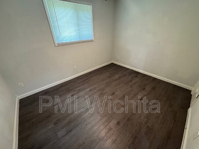 Building Photo - 420 W Mahoney Dr