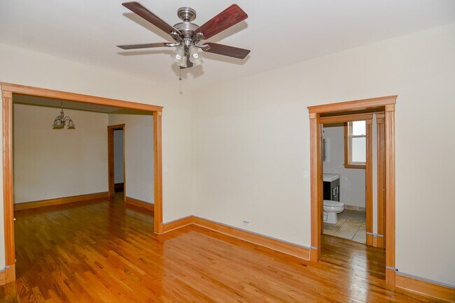 Building Photo - 1148 W Waveland Ave