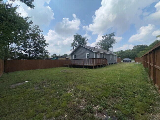 Building Photo - 5910 E Houston Rd