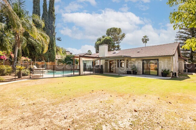 Building Photo - 4 Bedroom/2 Bath Home with a Pool and Sola...