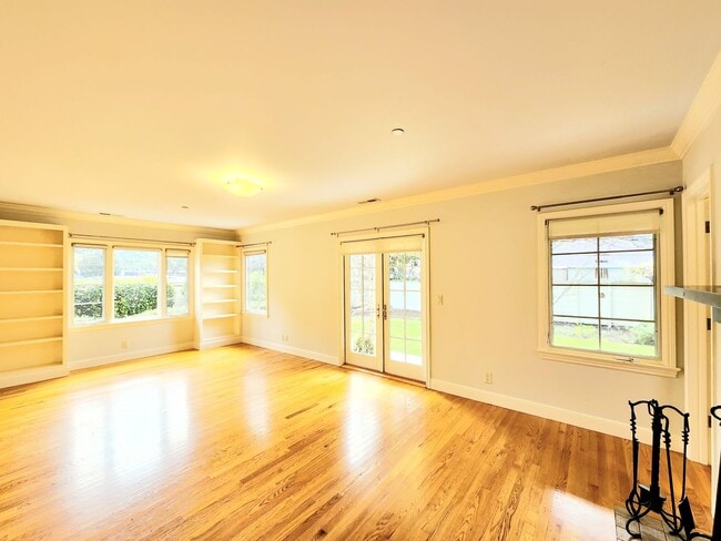 Building Photo - Amazing 1 bedroom with private backyard an...