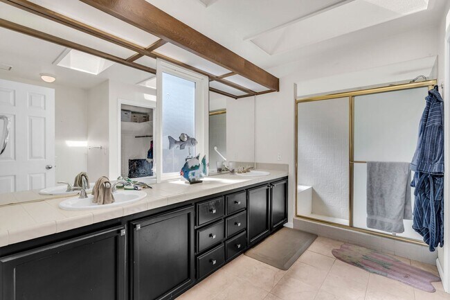 Building Photo - INCREDIBLE LOCATION... END OF CUL DE SAC WITH OVER 100 FEET ON WATER... MARVELOUS DOCK AND DECK W...