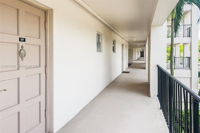 Building Photo - 3200 N Palm Aire Dr