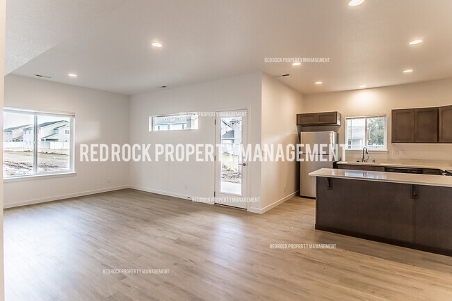 Building Photo - 1110 N Davis Ln