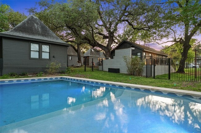 Building Photo - 1507 Drake Ave