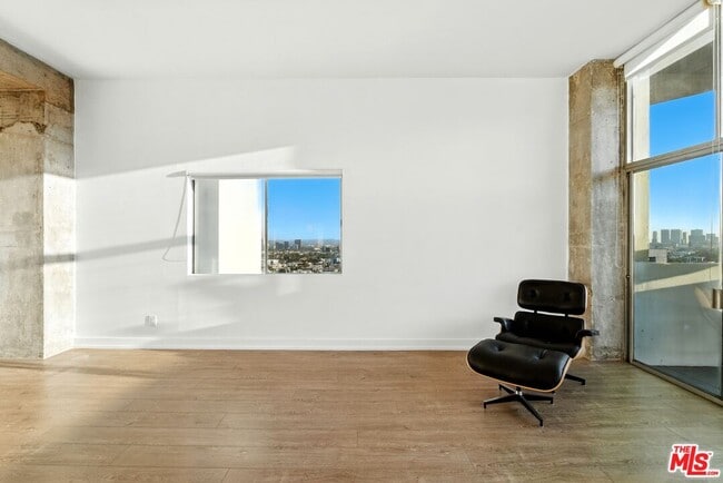 Building Photo - 1155 N La Cienega Blvd