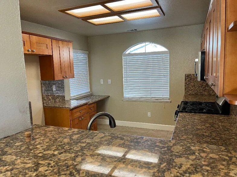 Building Photo - 5640 Vintage Cir