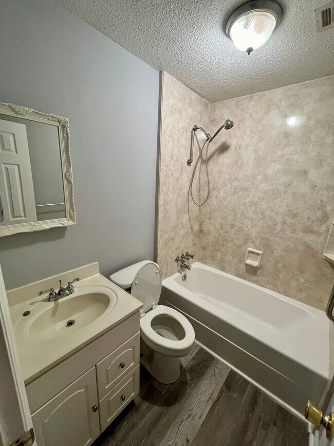 Building Photo - 3 Bed/2 Bath Home