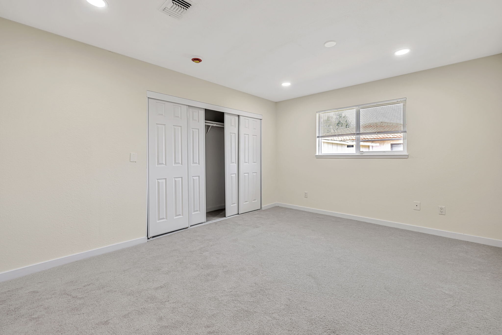 Building Photo - 6941 Golf View Dr