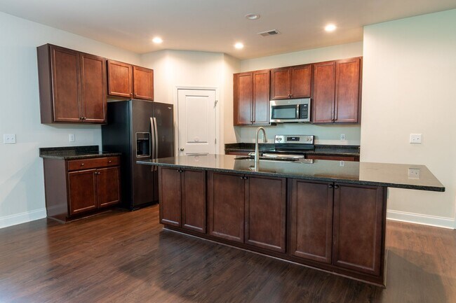 Building Photo - Modern Living in the Heart of Summerville!