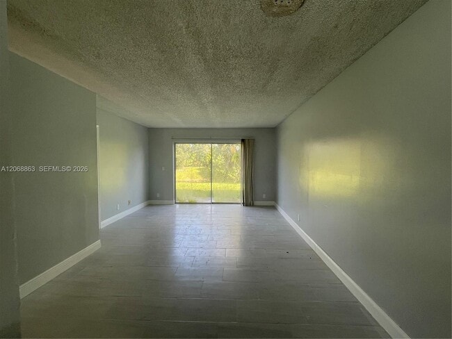 Building Photo - 10169 Twin Lakes Dr