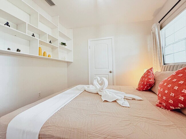 Building Photo - 904 15th St NE