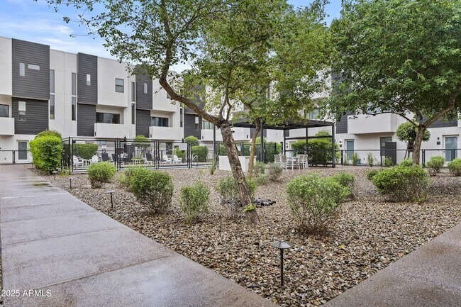 Building Photo - 325 E Coronado Rd