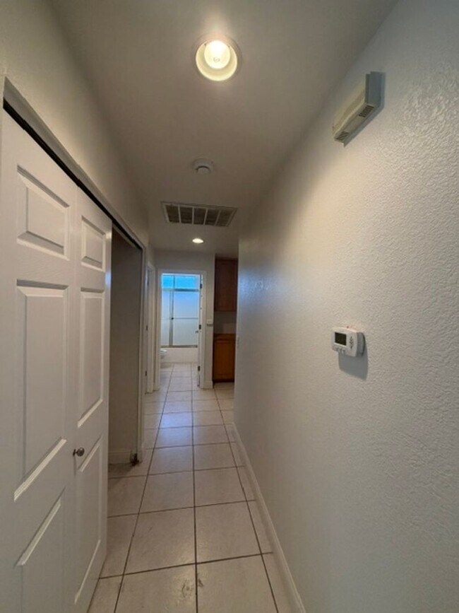 Building Photo - Beautiful Freshly Painted 3 Bedroom and 2 Bathroom Home in Carmichael $2,995.00 + Water