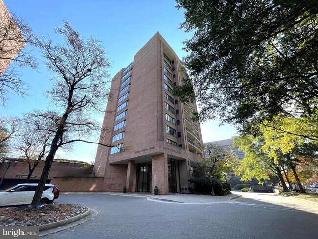 Building Photo - 1805 Crystal Dr