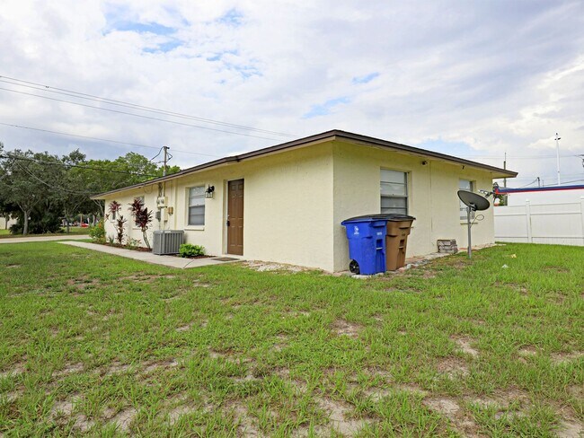 Building Photo - Duplex Fort Myers Duplex 14181