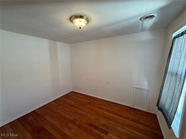Building Photo - 1576 E 36th St