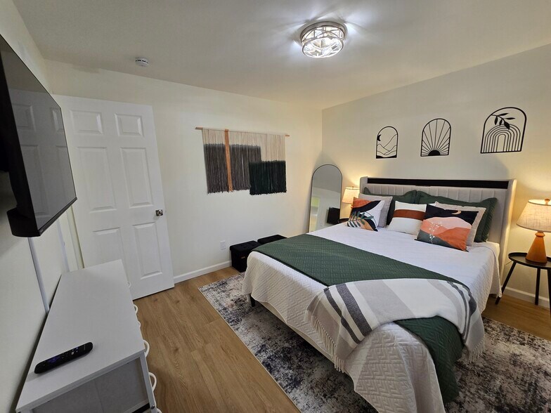 Building Photo - 396 Kaplan Ave