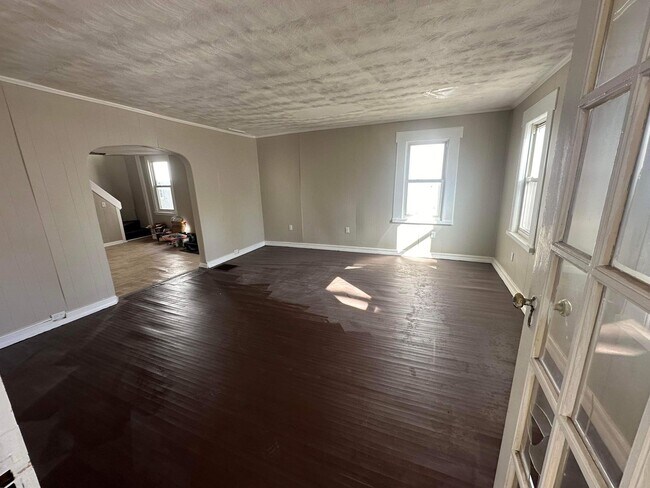 Building Photo - 3 Bedroom | 1 Bathroom | $1,500