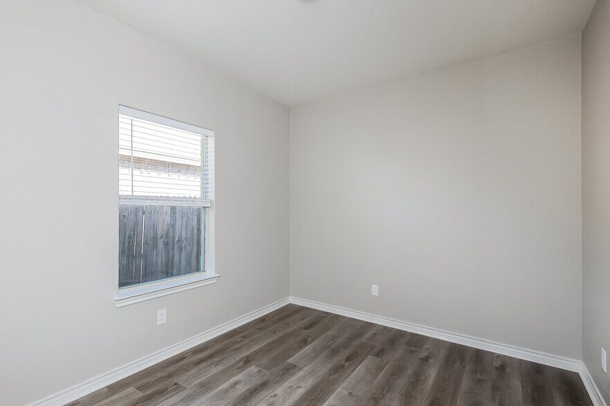 Building Photo - 1844 Alanbrooke Dr