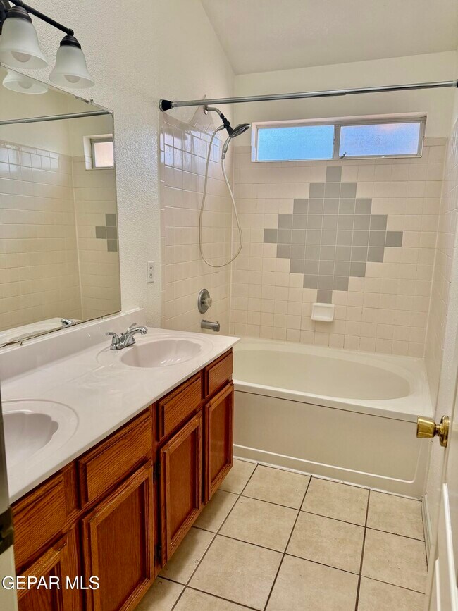 Building Photo - 1468 Plaza Verde Dr