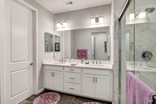 Building Photo - 327 Pear Tree Ln