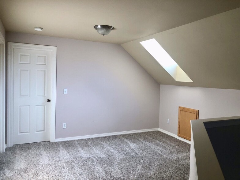 Building Photo - First Floor Master!!