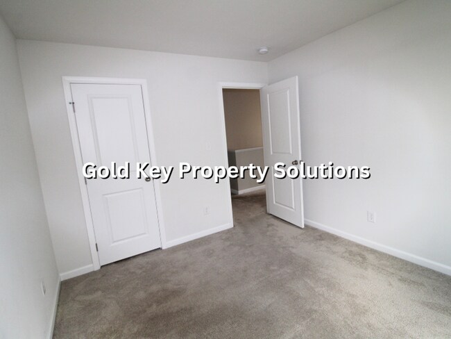 Building Photo - 9739 Oak Grove Dr
