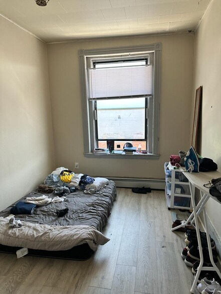 Building Photo - 5 Linden St