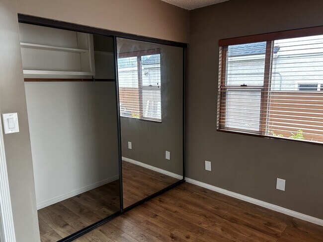 Building Photo - 653 7th St