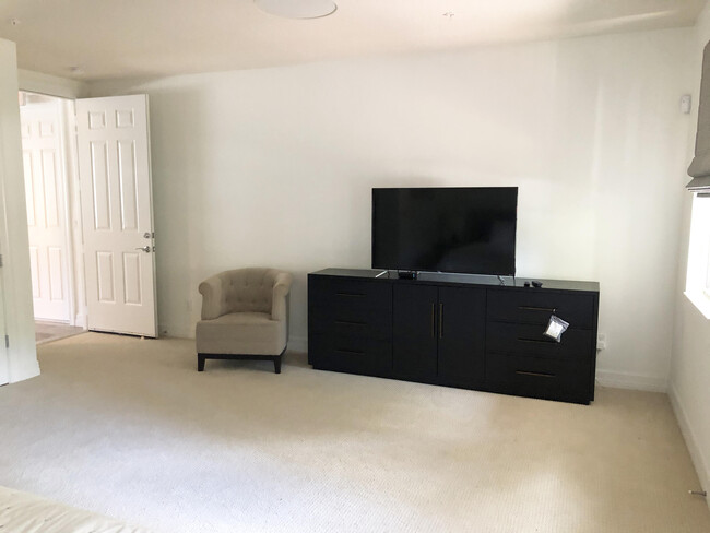 Building Photo - 1072 Community Dr