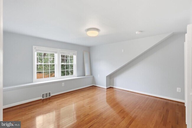 Building Photo - 1805 S Nelson St