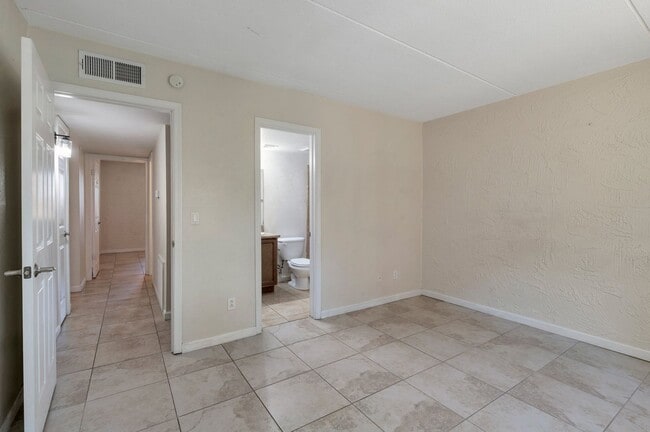 Building Photo - 2-bedroom, 2-bathroom in Prime location!