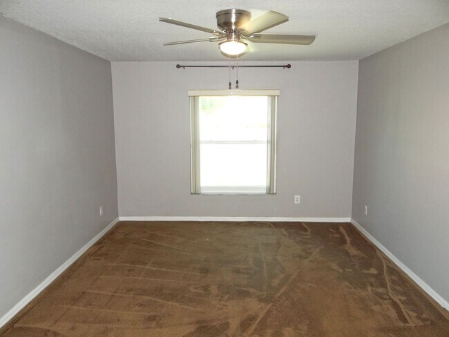 Building Photo - 4 bedroom & 2 bath home off of Bloomingdale Ave.