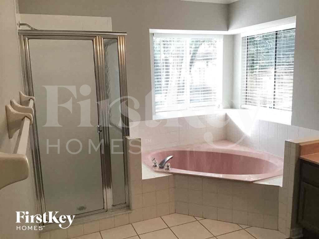 Building Photo - 1575 Pine Ct