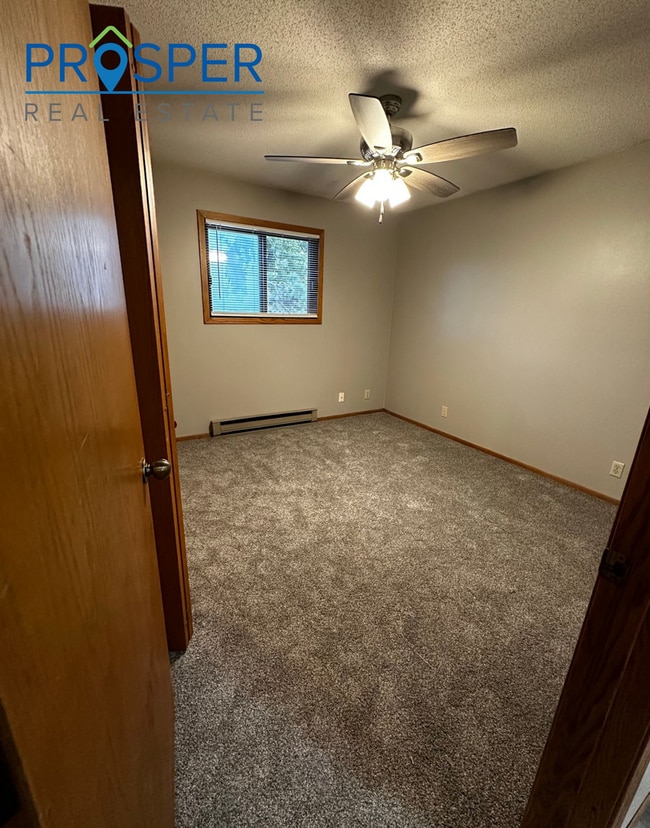 Building Photo - Spacious 3 Bedroom In Quiet Area