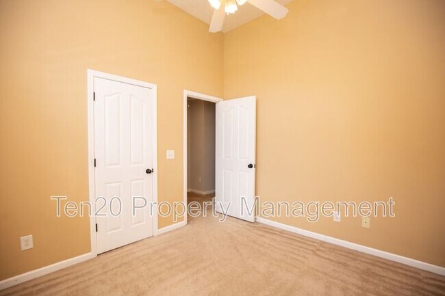 Building Photo - 202 Plum Ct