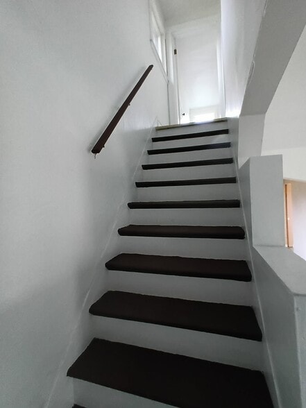 Stairs - 1005 Hamilton Ave