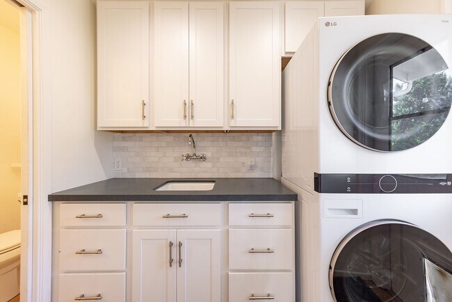 Building Photo - Downtown cottage