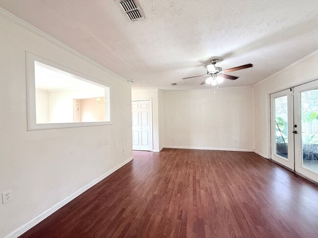 Building Photo - Spacious Living, Modern Updates & Fully Fenced Yard