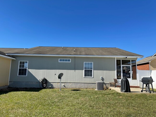 Building Photo - Wakefield Subdivision!  End Unit.