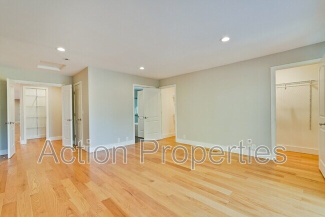 Building Photo - 261 Langton Ave