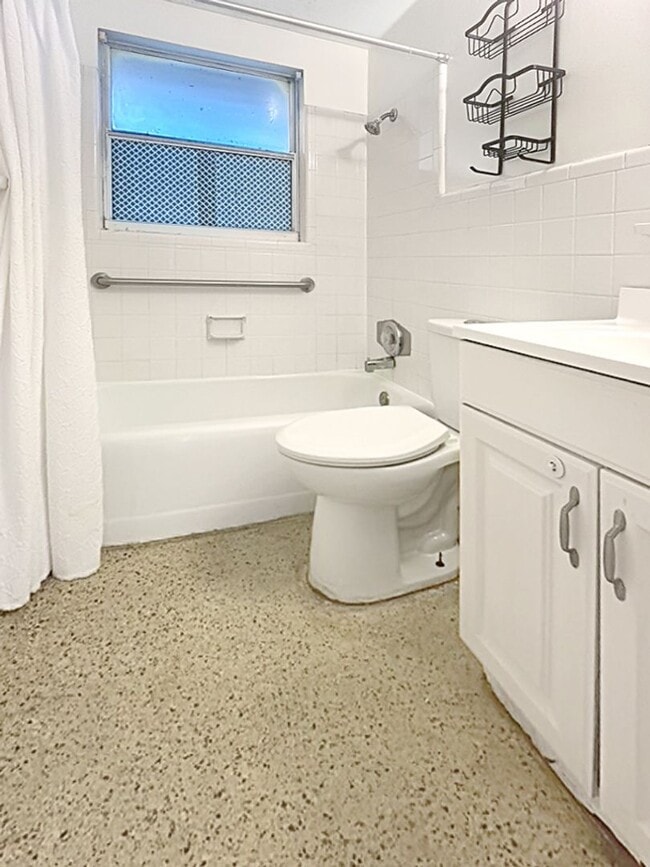 Building Photo - Pet-Friendly Rental Between University Pkw...