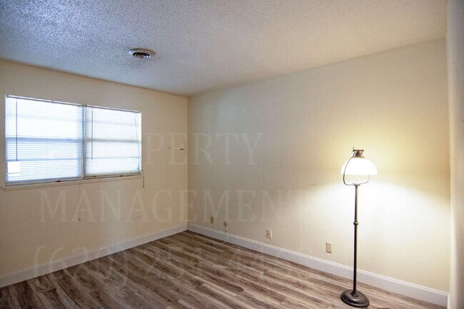 Building Photo - 2 Bedroom 1 Bath Coffeyville Apartment.